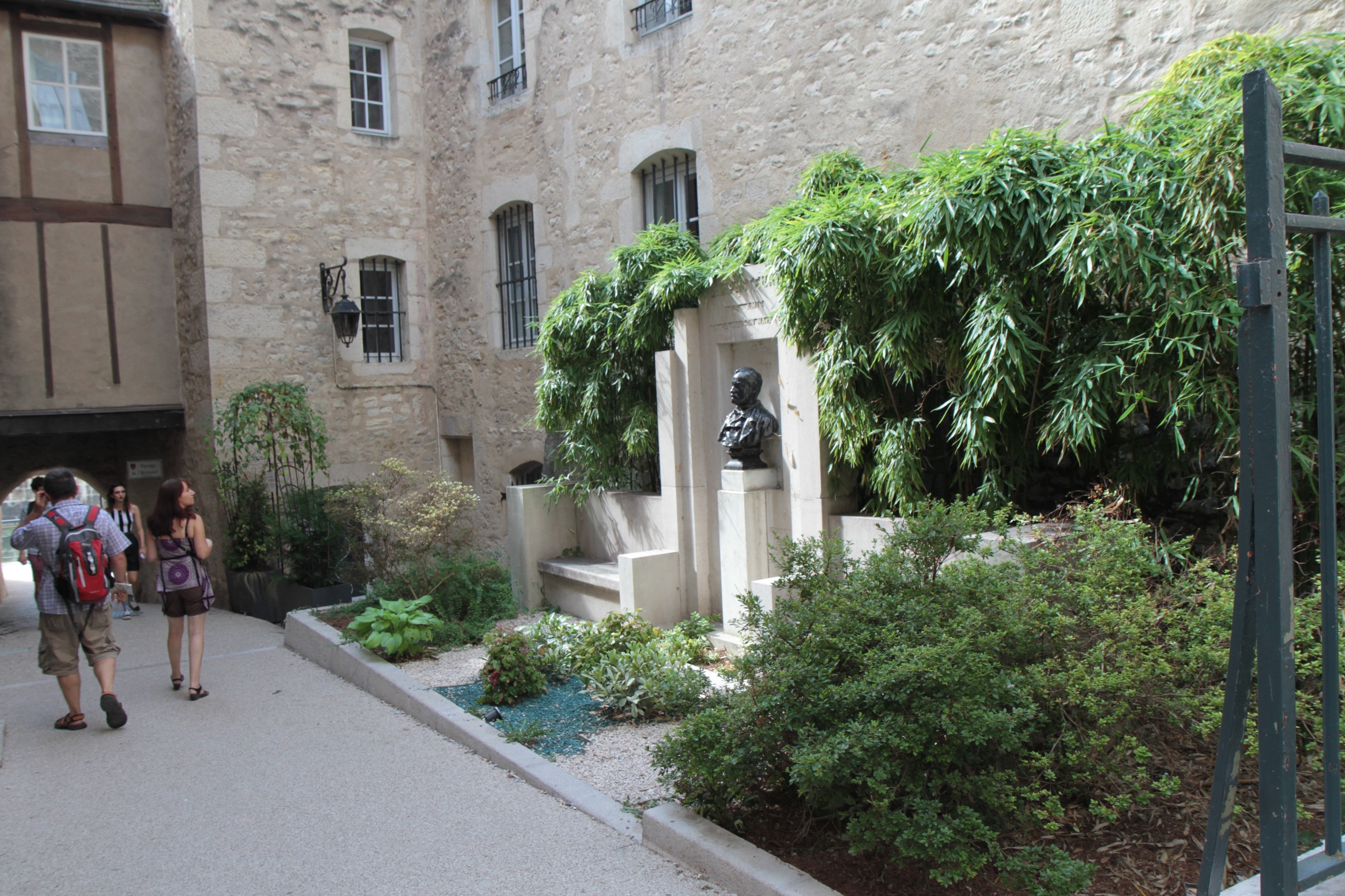 Pasteur bust, Louis Pasteur's birthplace, Dole  - 01.JPG